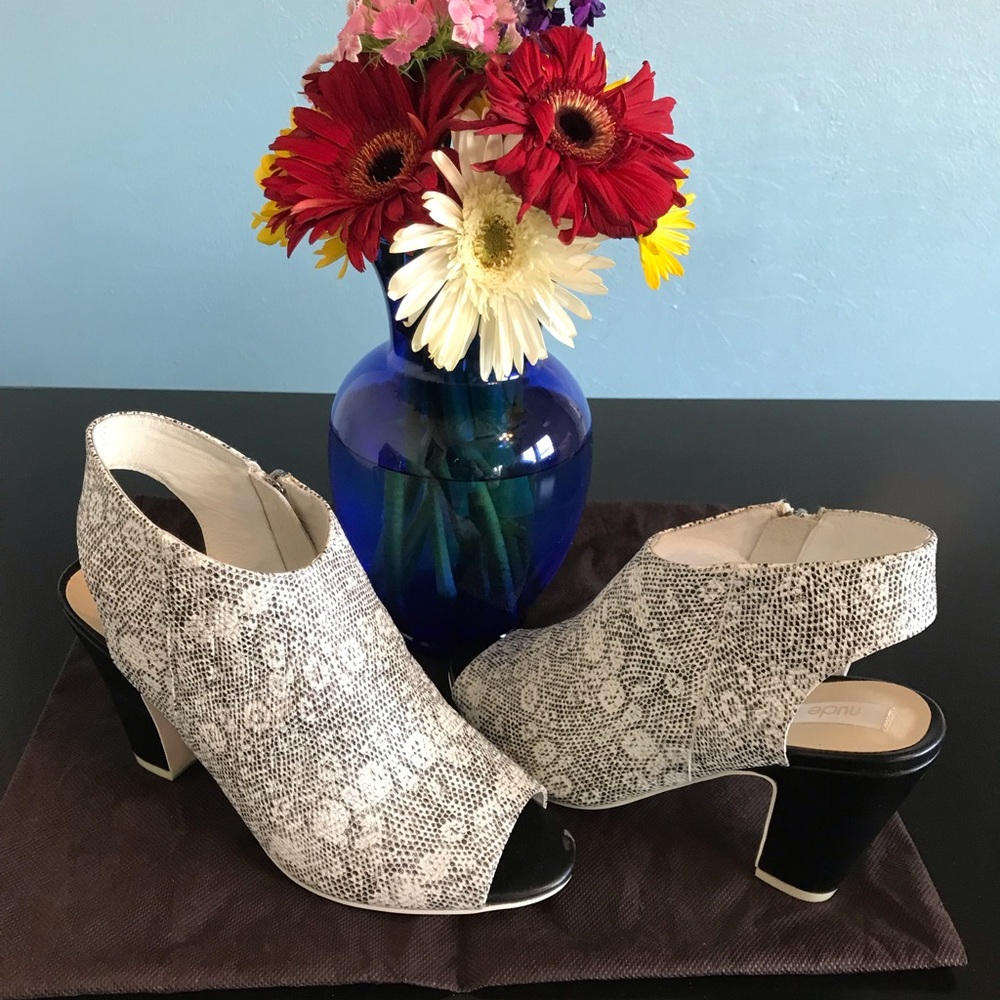 Leather pumps never worn, has little material deterioration on tip and heel